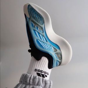 Adidas SOLD❌ YEEZY 700 V3 Azareth - authentic